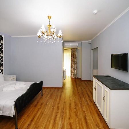 Rose Hotel Vake Тбилиси Екстериор снимка