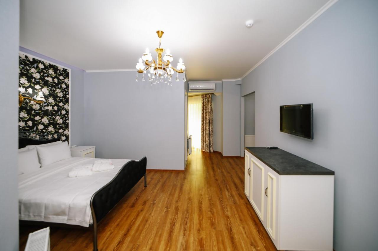 Rose Hotel Vake Тбилиси Екстериор снимка
