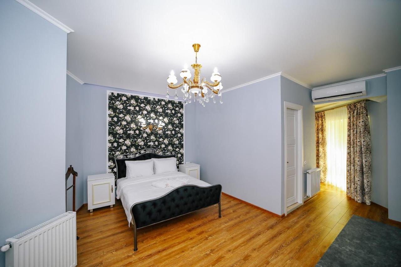 Rose Hotel Vake Тбилиси Екстериор снимка