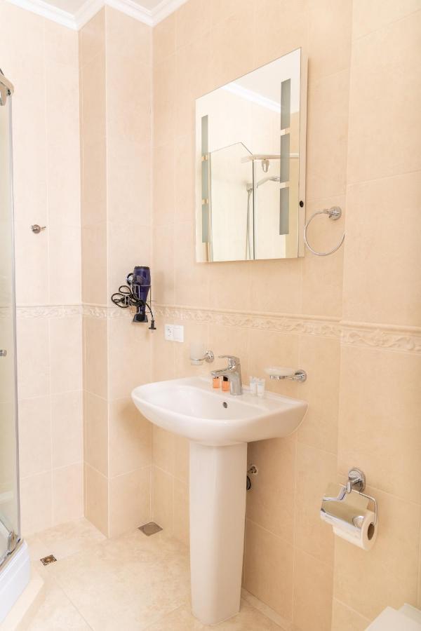 Rose Hotel Vake Тбилиси Екстериор снимка