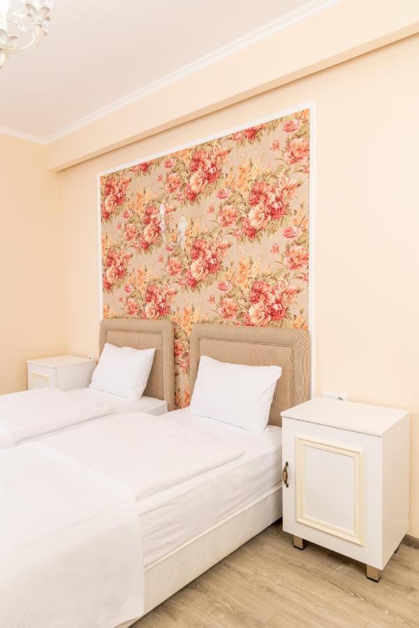Rose Hotel Vake Тбилиси Екстериор снимка